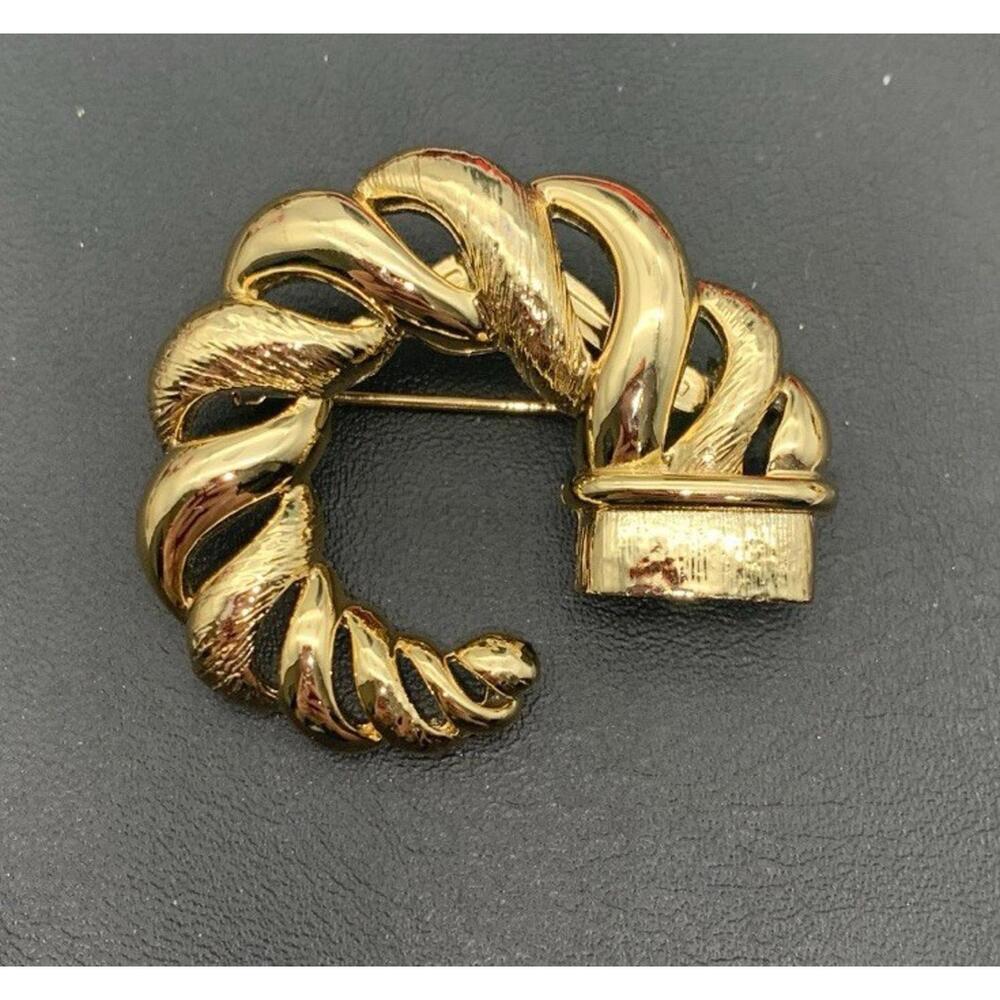 Vintage Gerrys Gold Tone Twisted Cornucopia Look Brooch‎